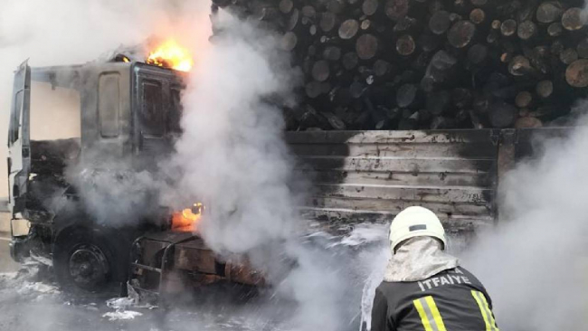 Tomruk yüklü tırda çıkan yangın hasara yol açtı